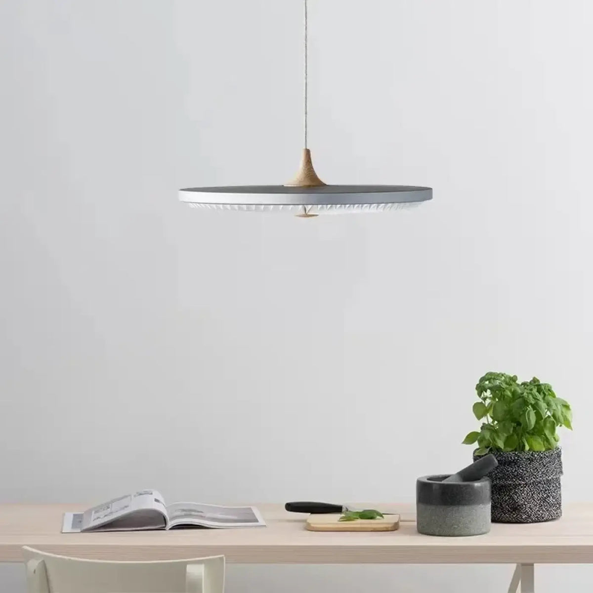 Suspension en papier plissé et métal, noire ou grise, gris