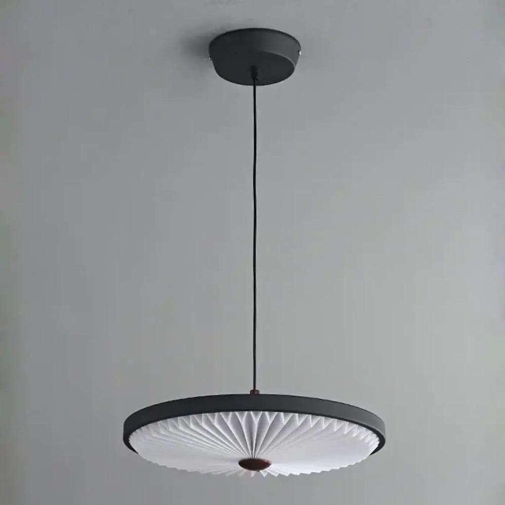 Suspension en papier plissé et métal, noire ou grise