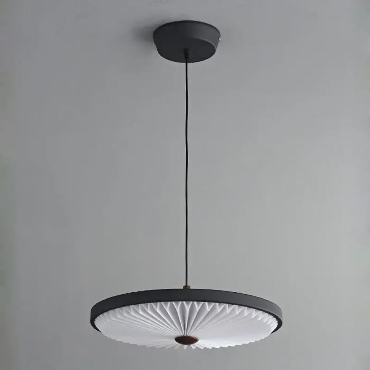 Suspension en papier plissé et métal, noire ou grise