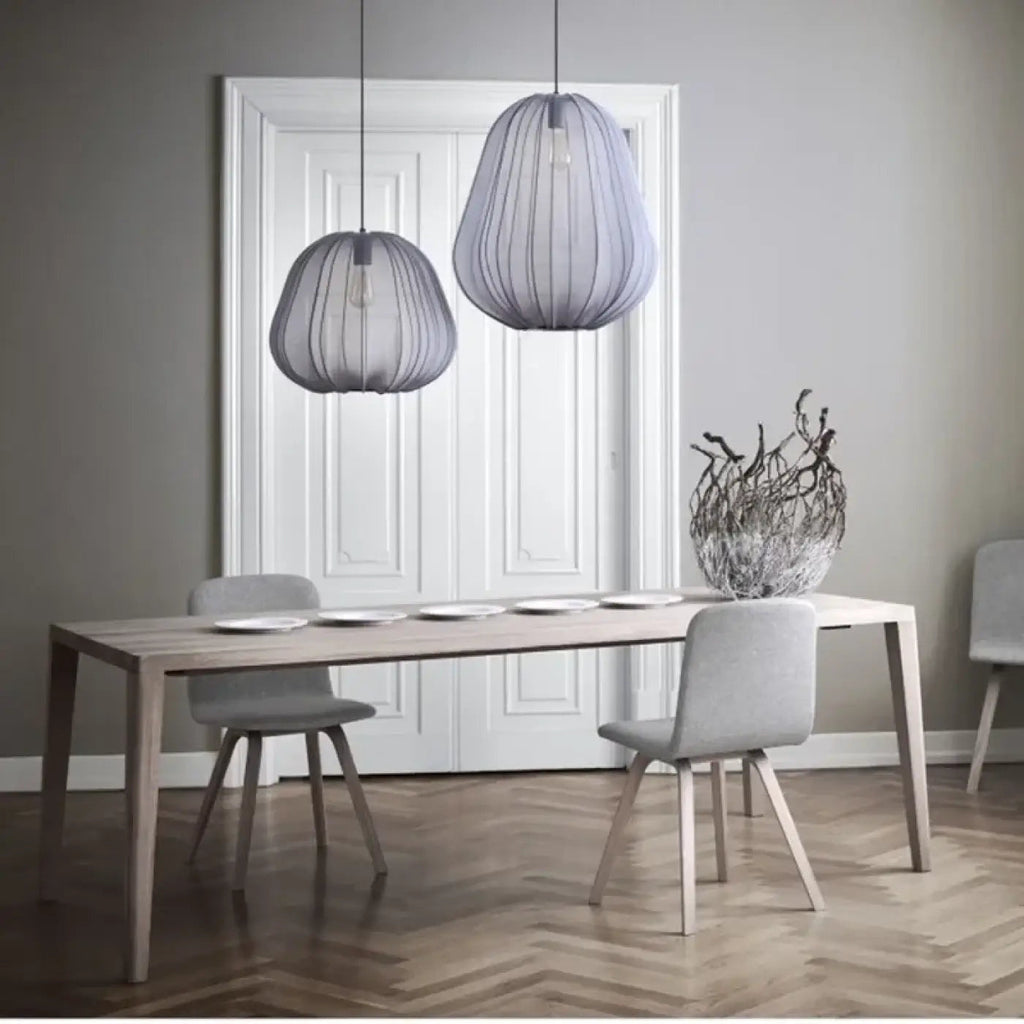Suspension en verre soufflé aux courbes délicates, blanc ou gris