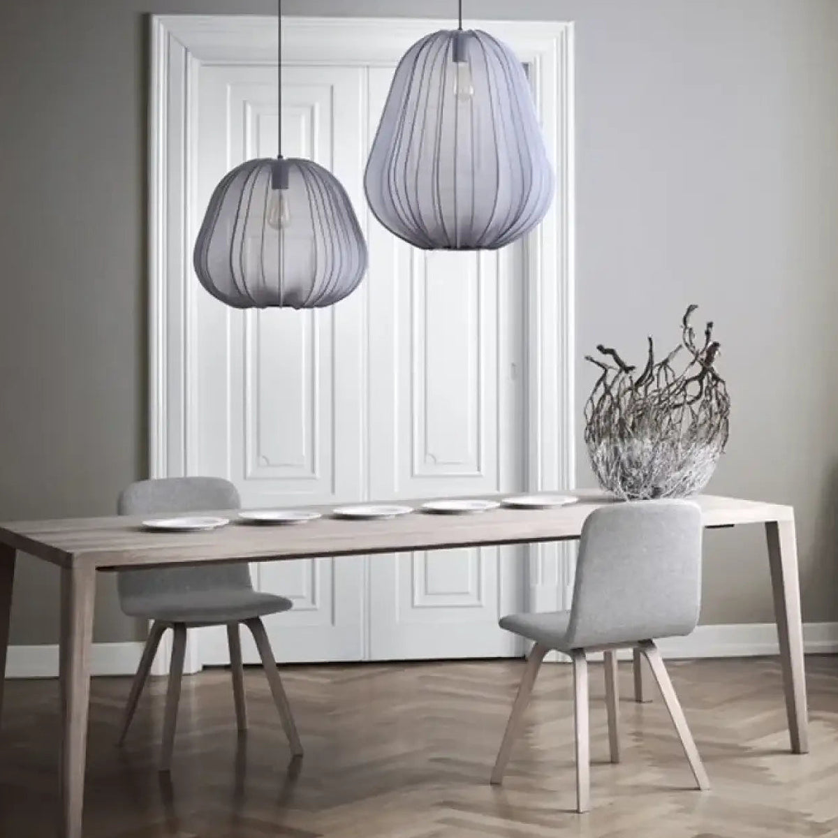 Suspension en verre soufflé aux courbes délicates, blanc ou gris