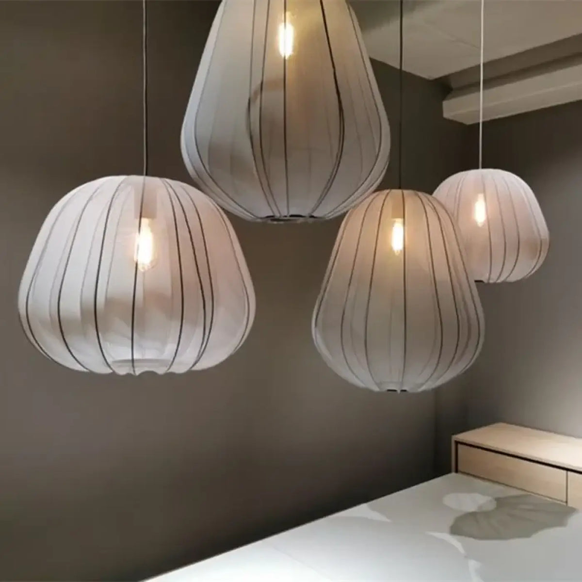 Suspension en verre soufflé aux courbes délicates, blanc ou gris