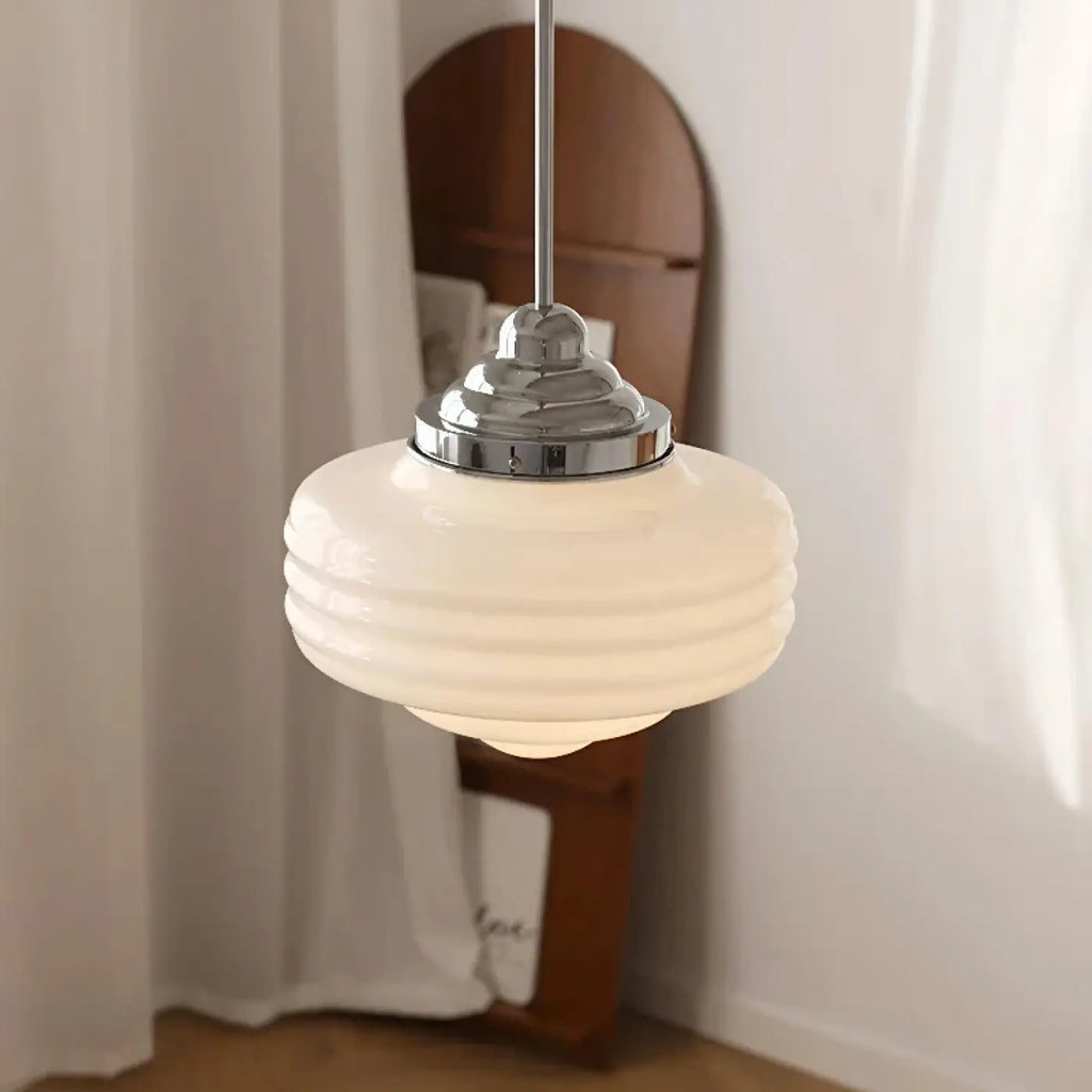 Suspension rétro en verre opalin et métal, argenté ou doré, argenté
