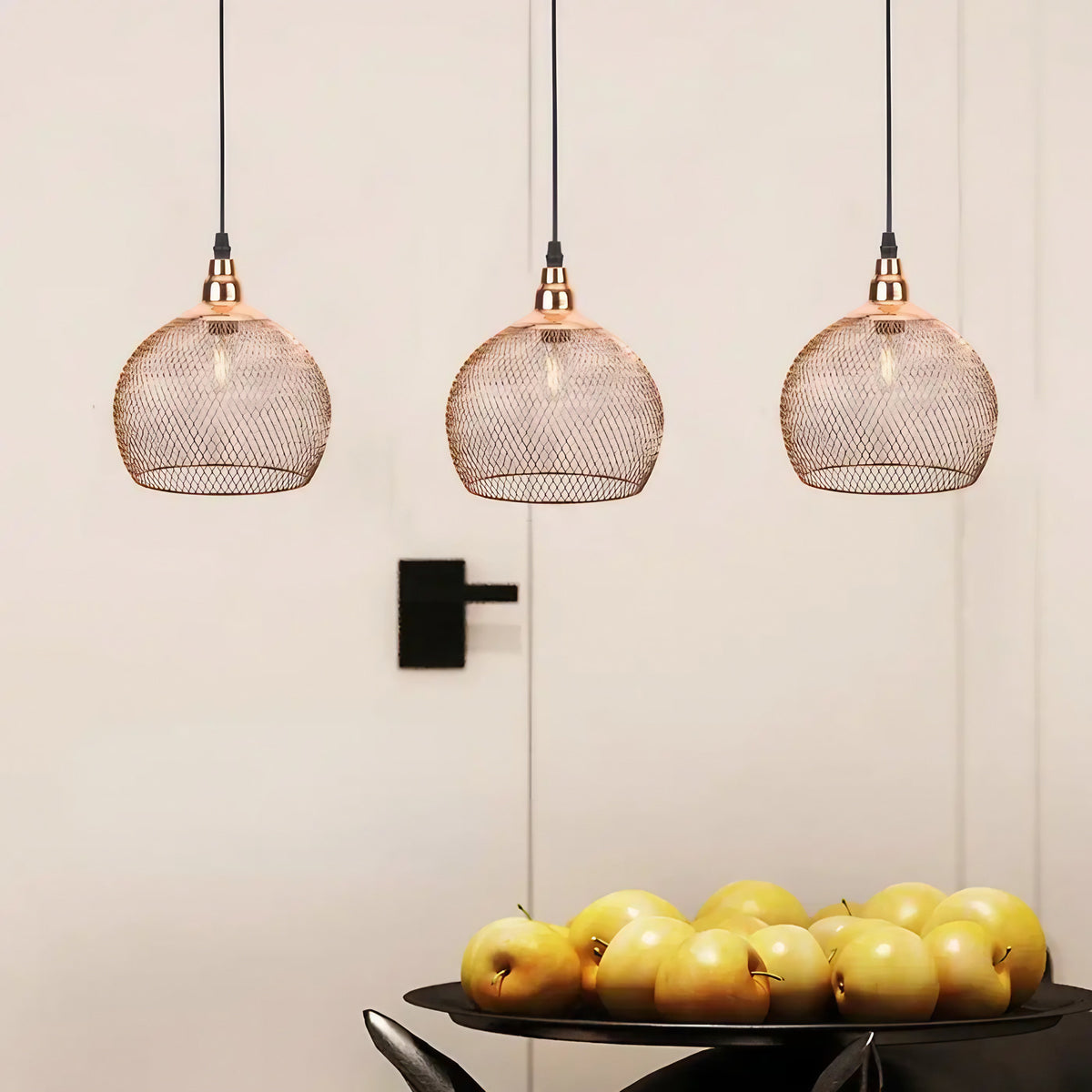 Suspension ronde grillagée couleur rose gold pour la cuisine