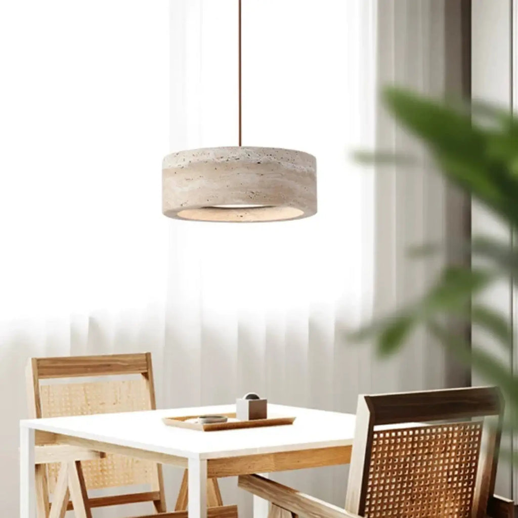 Suspension ronde en travertin, design minéral