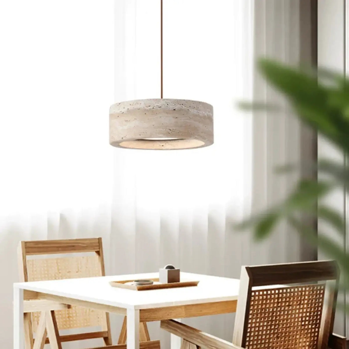 Suspension ronde en travertin, design minéral