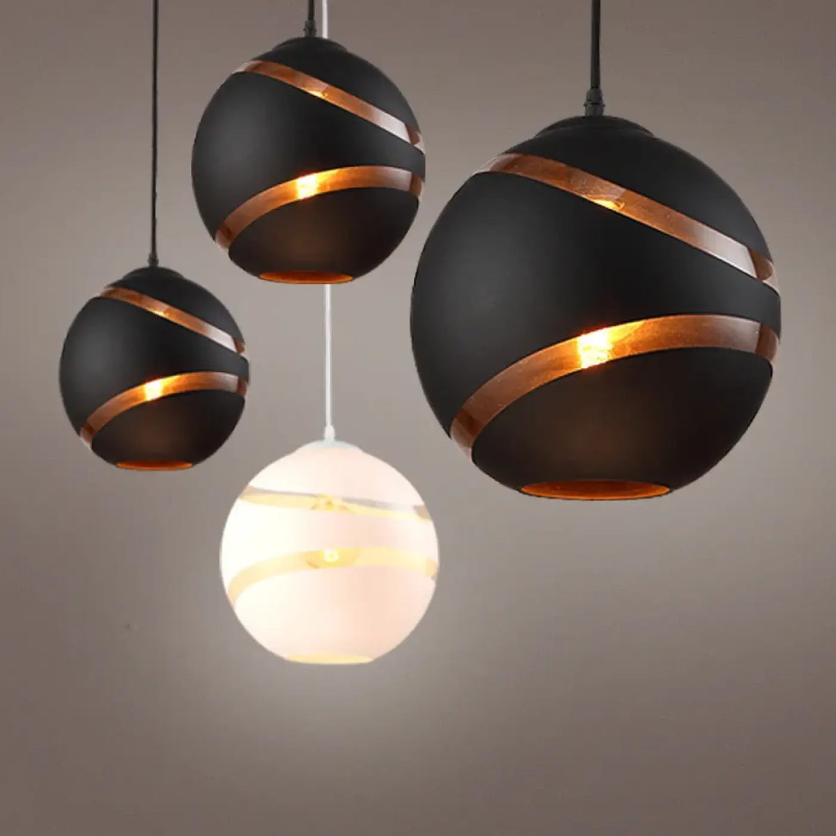 Suspension ronde, noire ou blanche