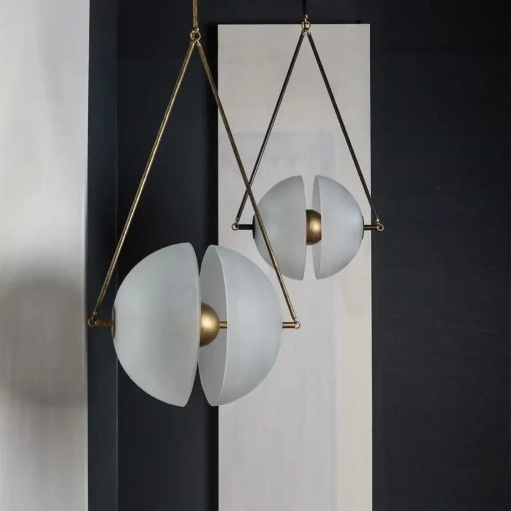 Suspension globe en verre opalin, monture en laiton doré