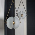 Suspension globe en verre opalin, monture en laiton doré