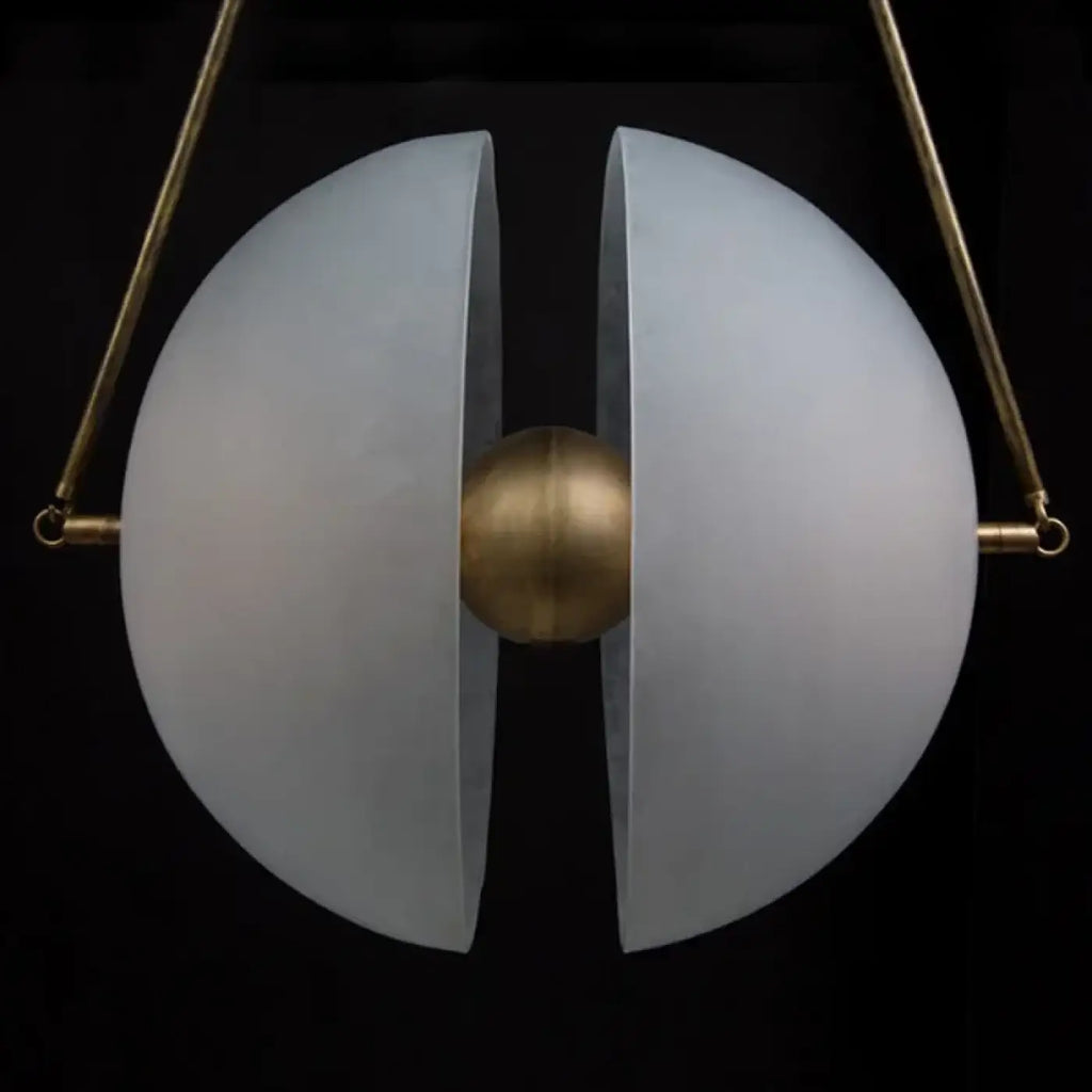 Suspension globe en verre opalin, monture en laiton doré