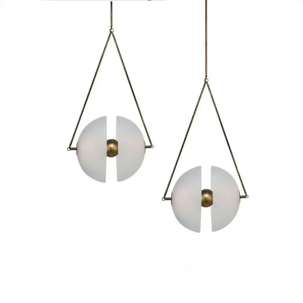 Suspension globe en verre opalin, monture en laiton doré