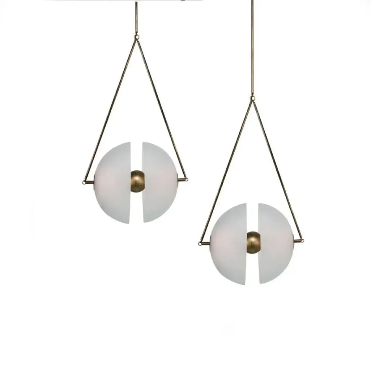 Suspension globe en verre opalin, monture en laiton doré