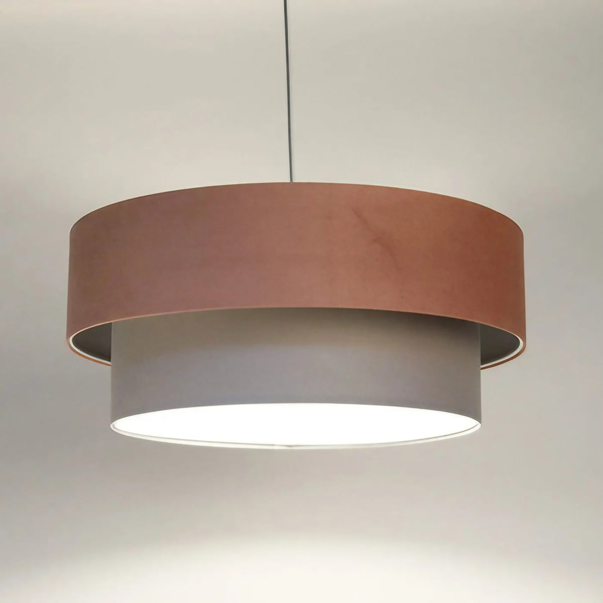 Suspension en tissu rose et gris, abat-jour à plusieurs niveaux