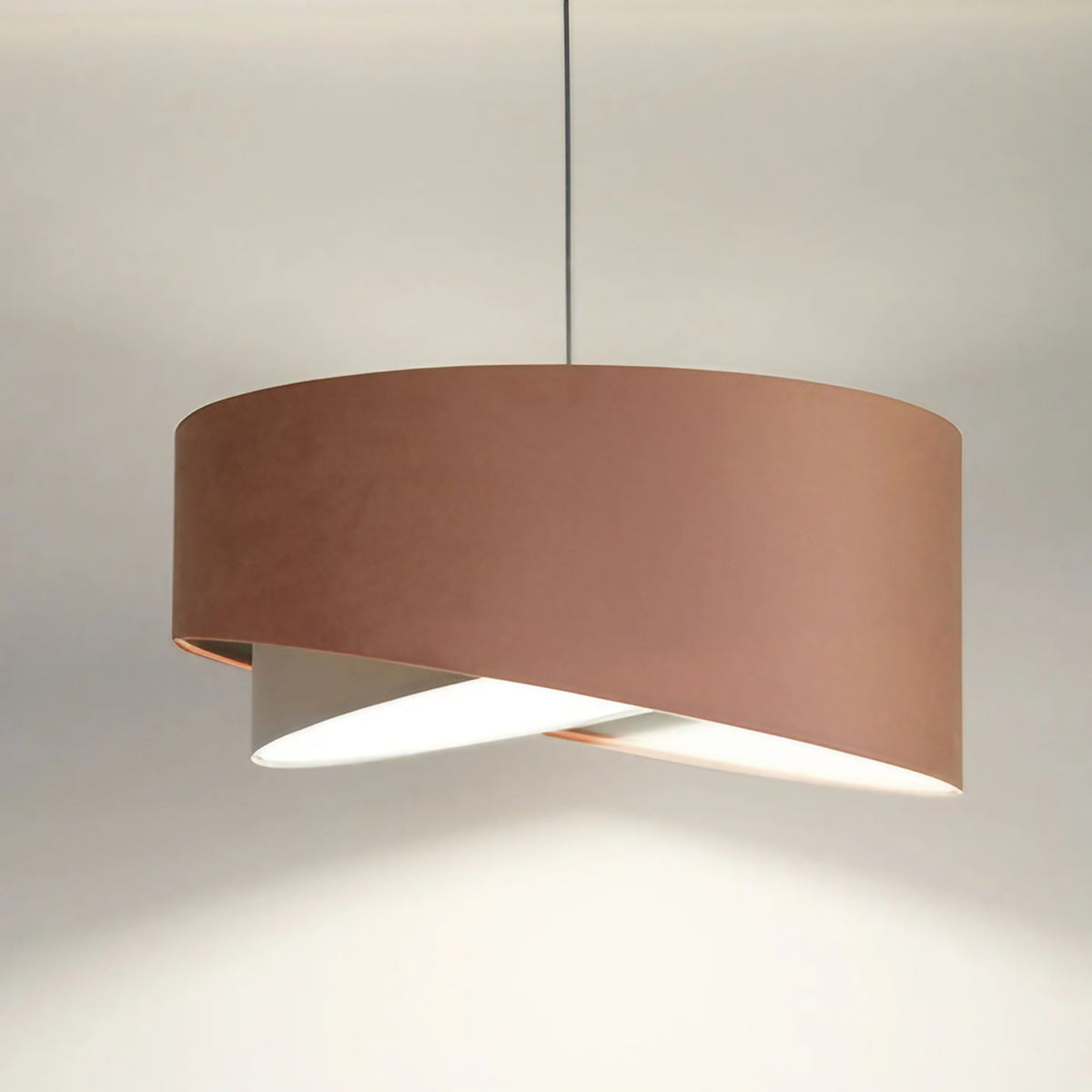 Suspension torsadée effet velours rose pâle, intérieur clair