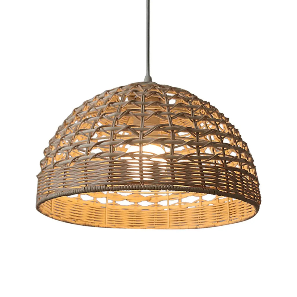 Suspension en rotin naturel au-dessus de la table à manger