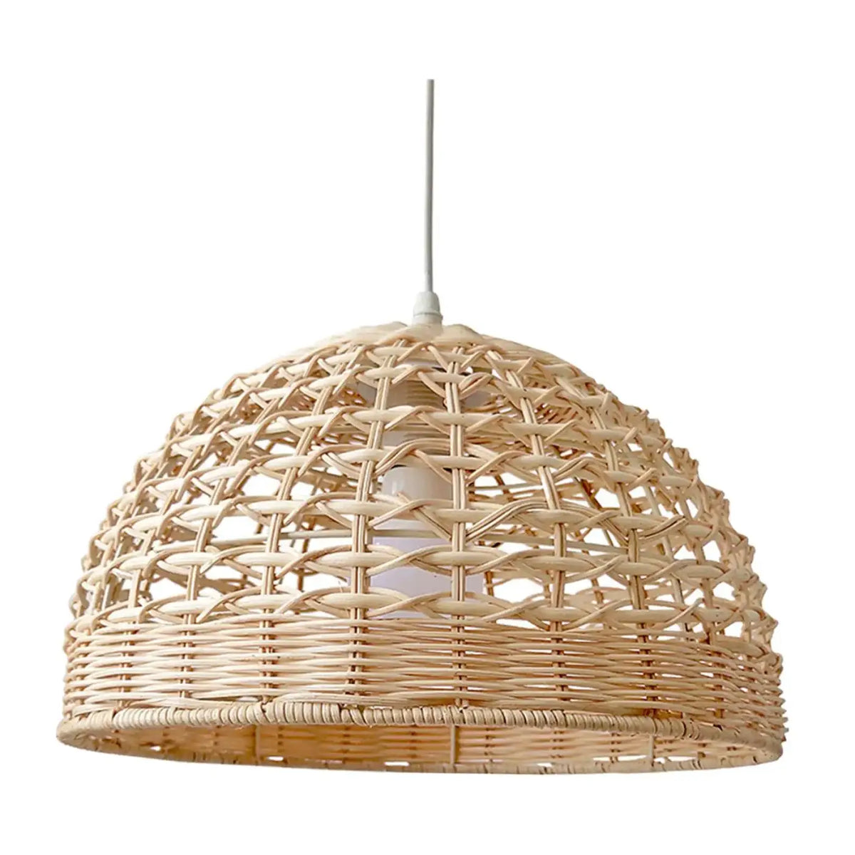 Suspension en rotin naturel au-dessus de la table à manger