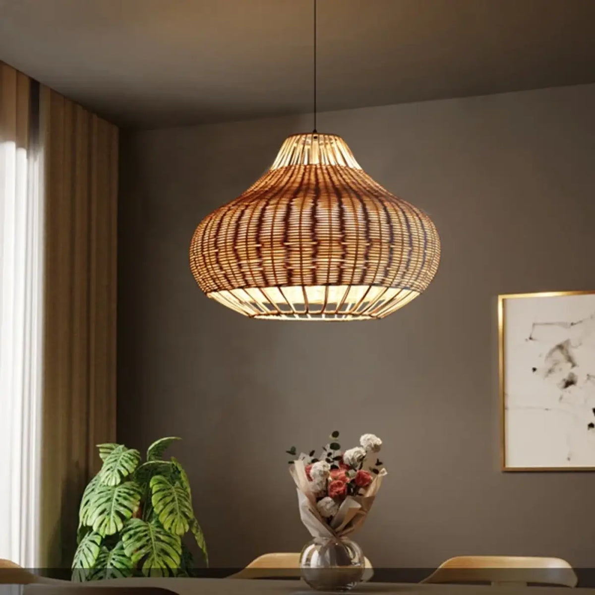 Suspension en rotin tressé ample et arrondie, beige ou marron, beige