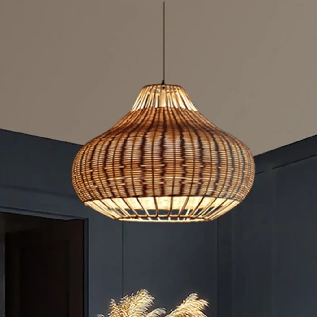 Suspension en rotin tressé ample et arrondie, beige ou marron, beige