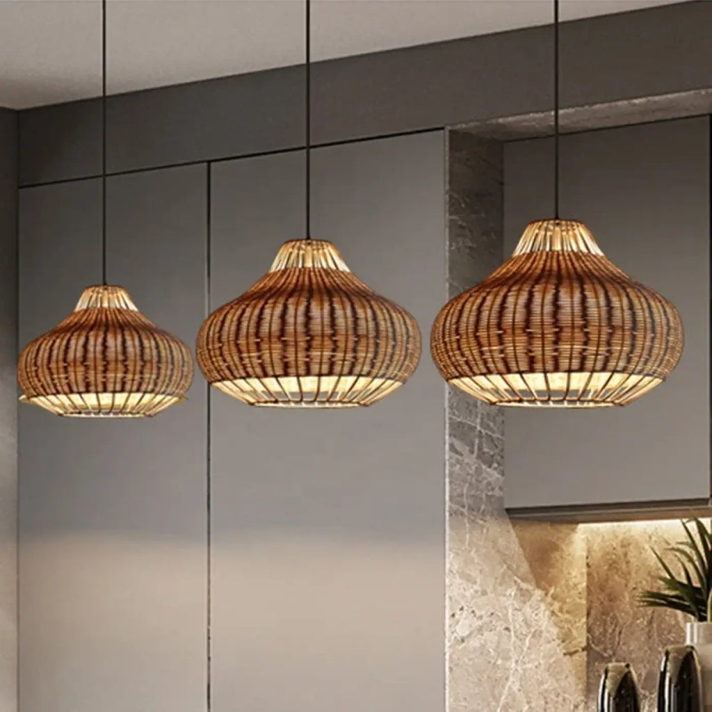 Suspension en rotin tressé ample et arrondie, beige ou marron