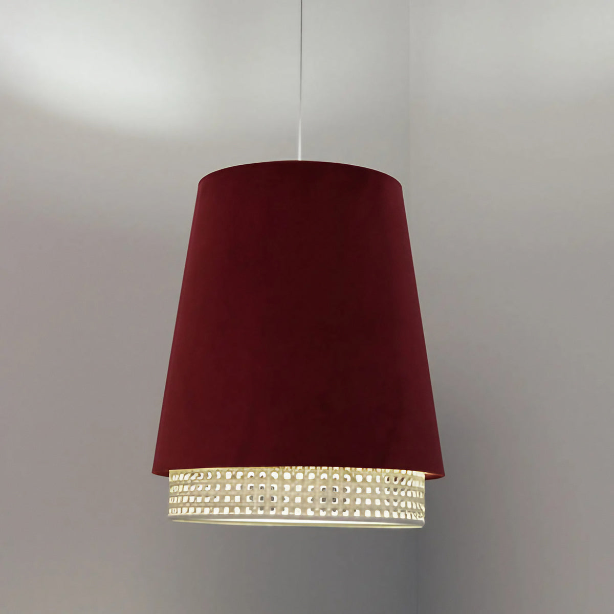 Suspension rouge moderne, abat-jour en rotin et tissu