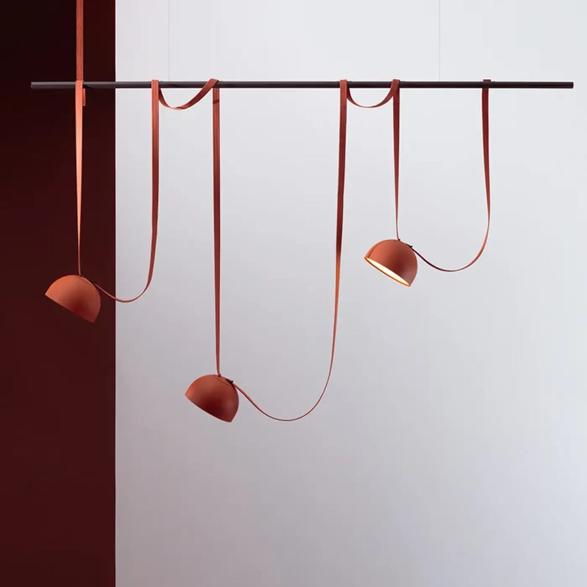 Suspension à longues sangles contemporaine, orange ou noir