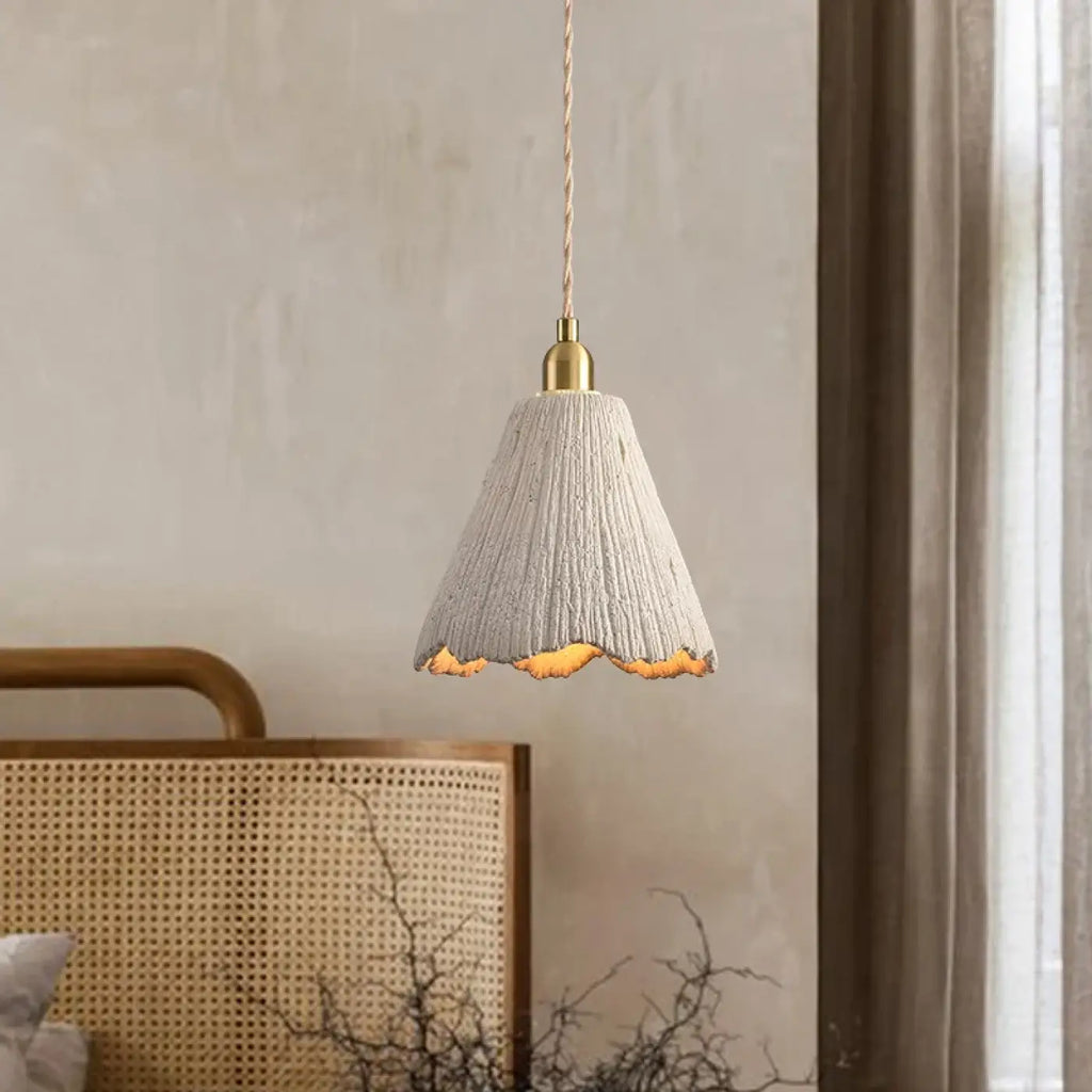Suspension en ciment texturé et doré, style scandinave chic