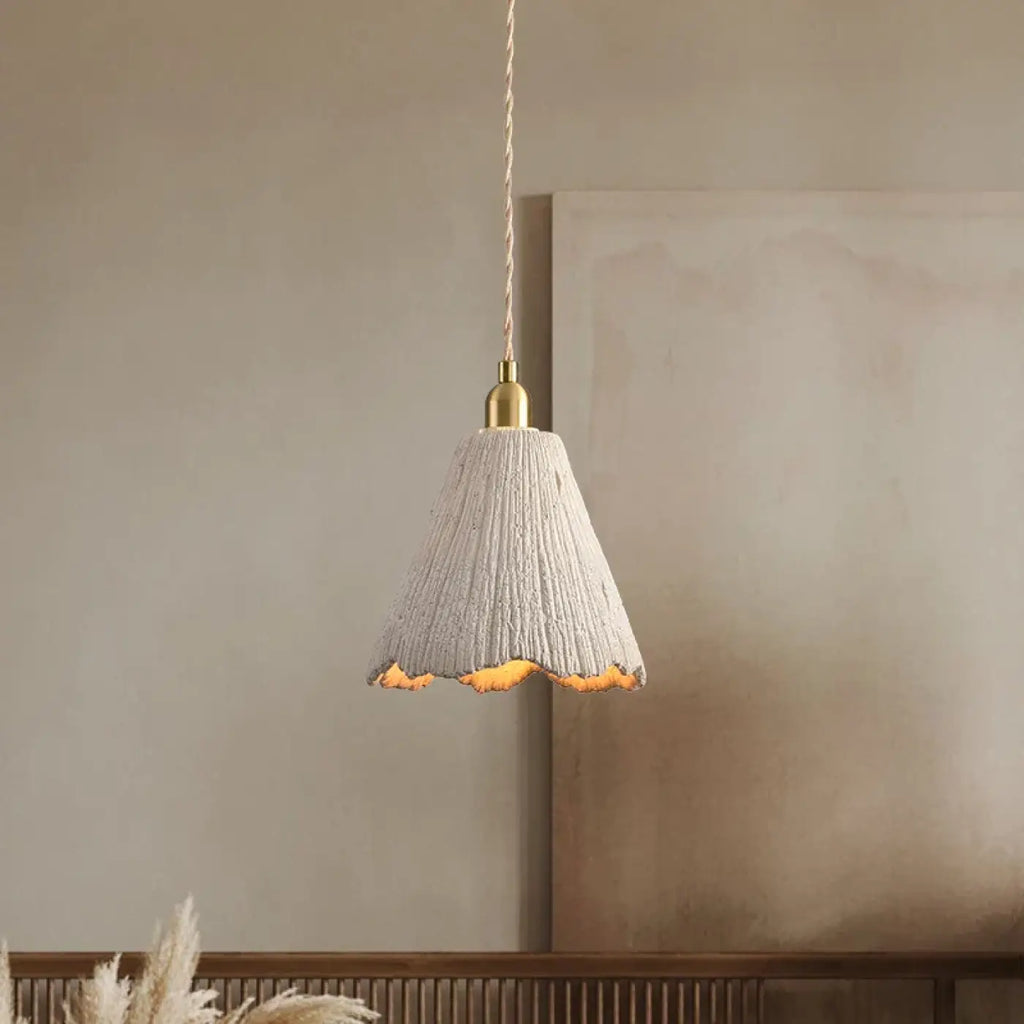 Suspension en ciment texturé et doré, style scandinave chic