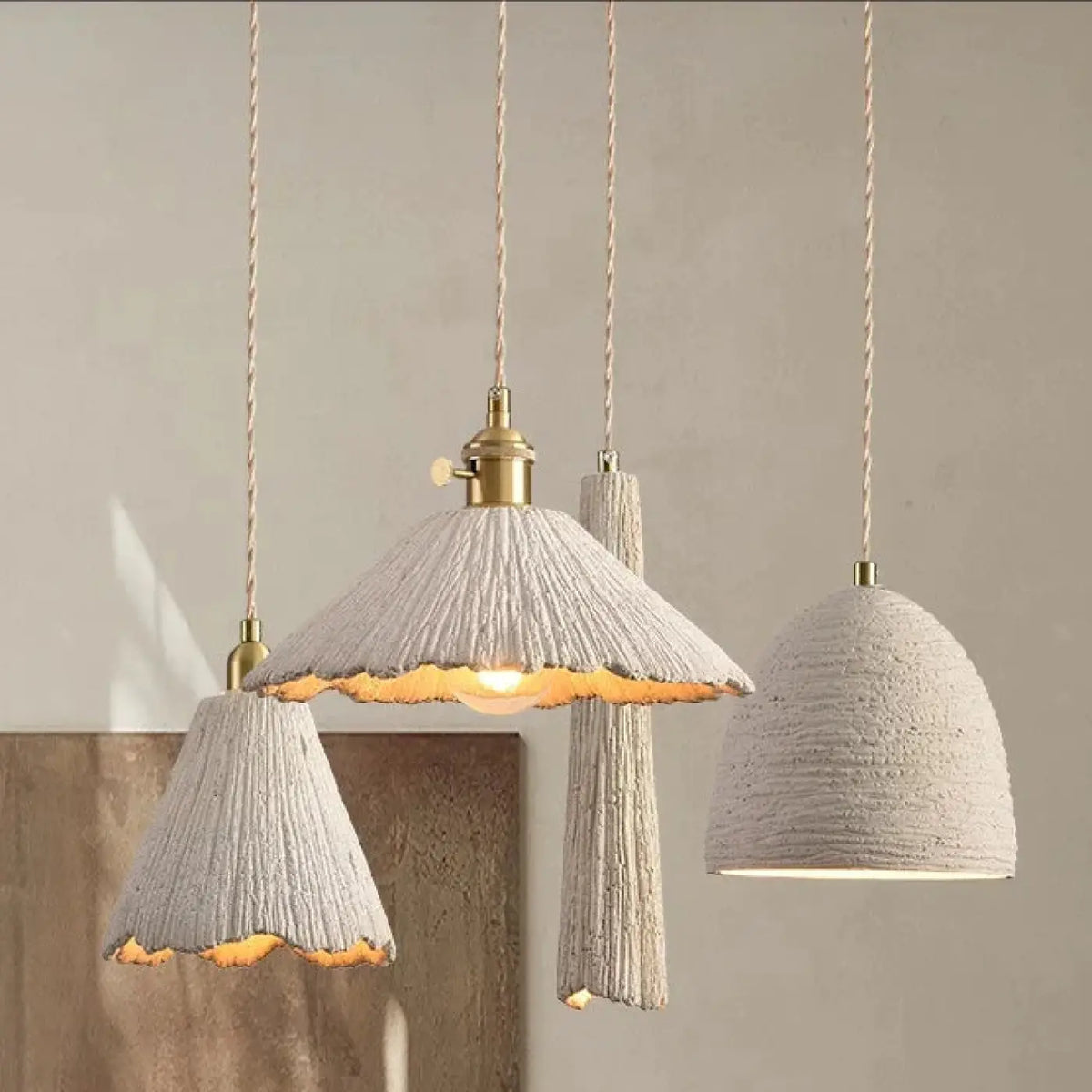 Suspension en ciment texturé et doré, style scandinave chic