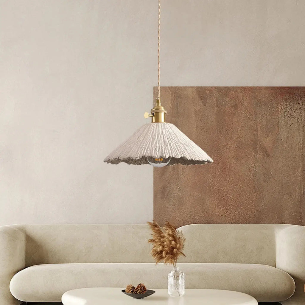 Suspension en ciment texturé et doré, style scandinave chic