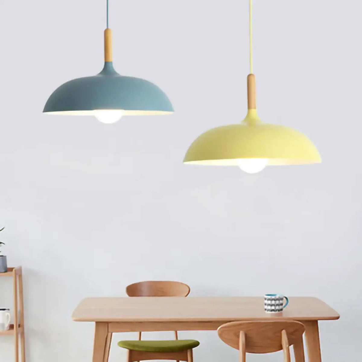 Suspension scandinave avec touche de bois clair, sept coloris