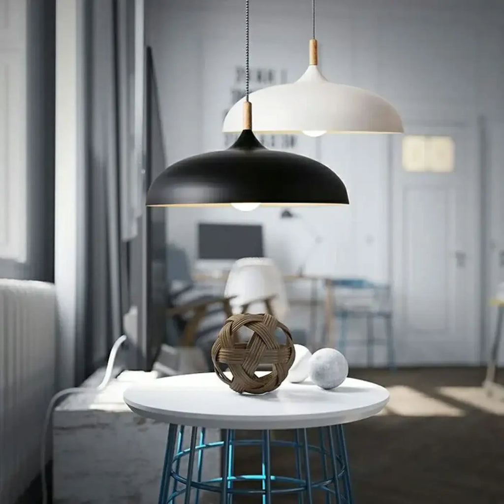 Suspension scandinave avec touche de bois clair, sept coloris