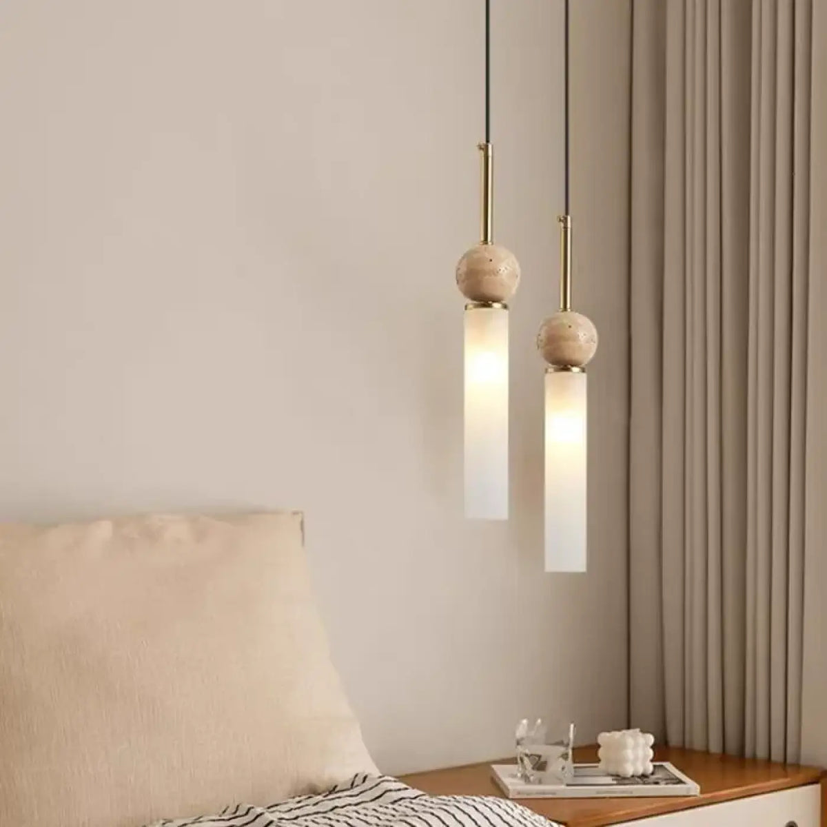 Suspension scandinave, pierre, bois et globe en verre opale