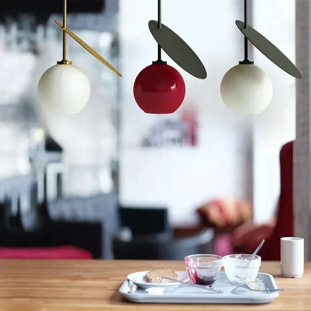 Suspension sphère colorée, une ou deux lampes, trois coloris