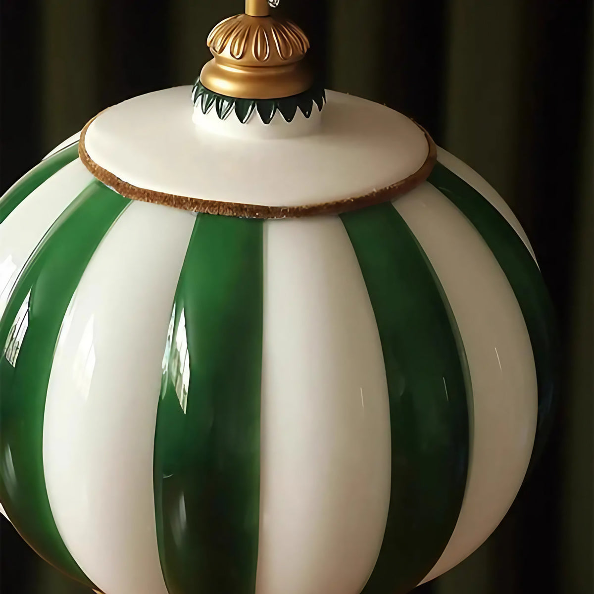 Suspension sphère en verre rayé, vert ou rouge