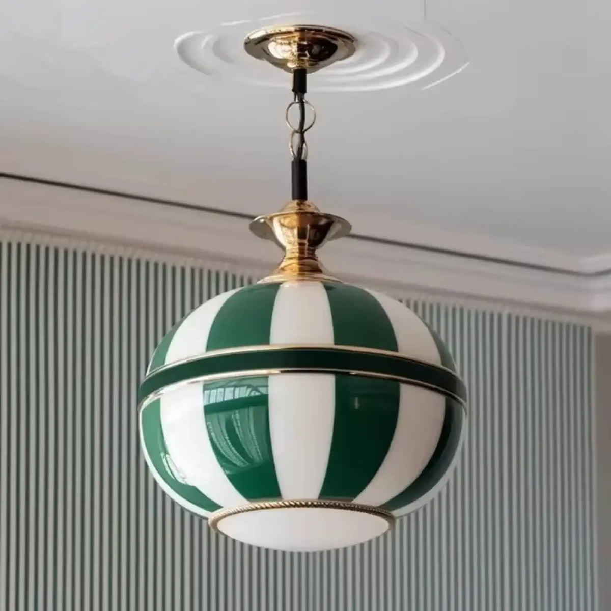 Suspension sphère en verre rayé, vert ou rouge