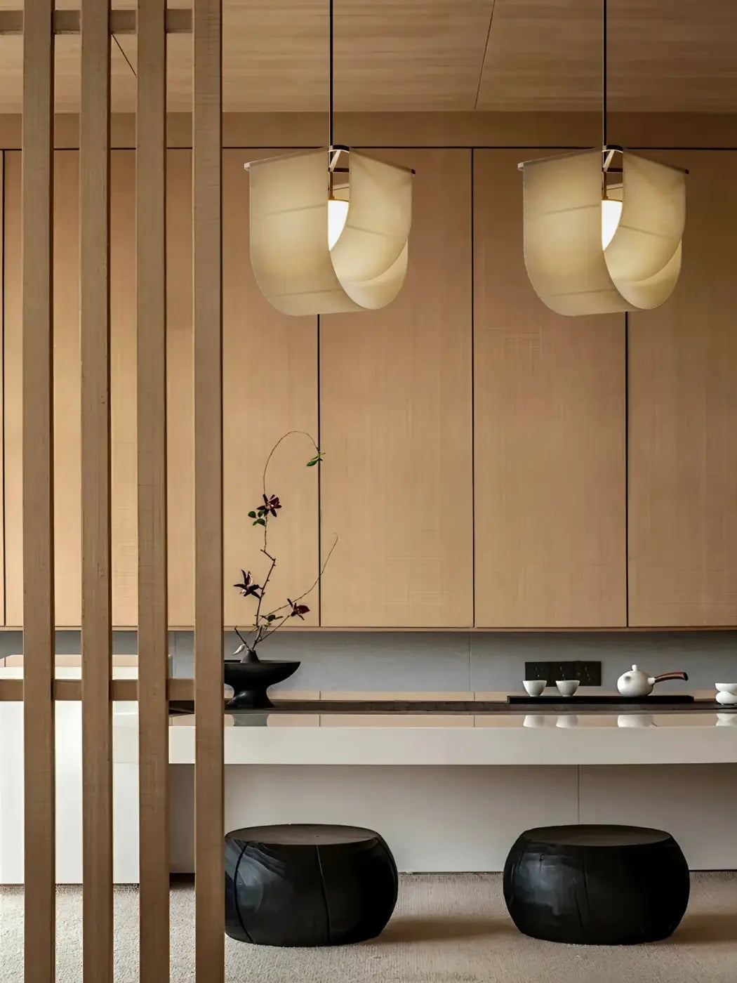 Suspension asiatique en tissu beige sur structure en métal