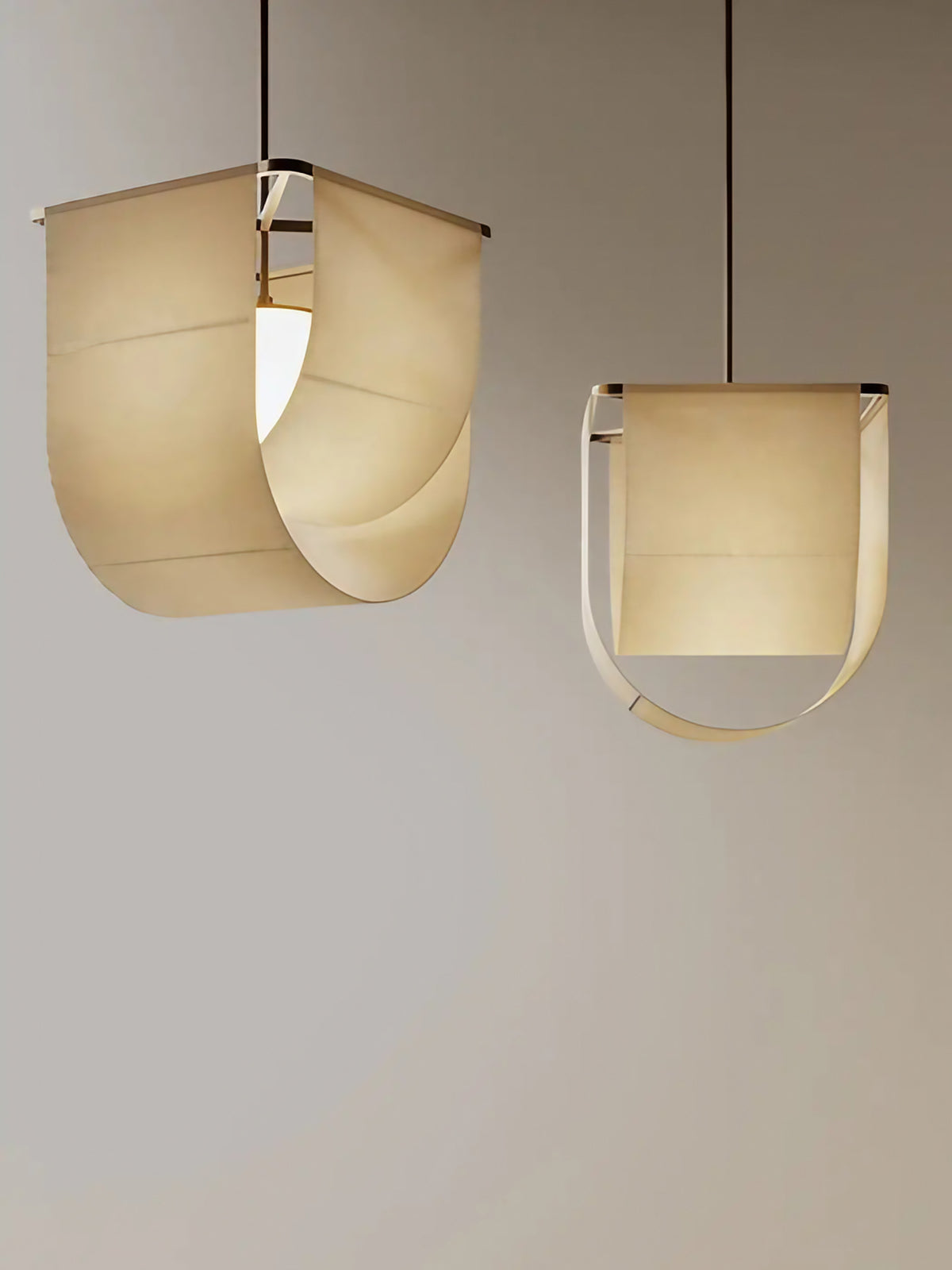 Suspension asiatique en tissu beige sur structure en métal