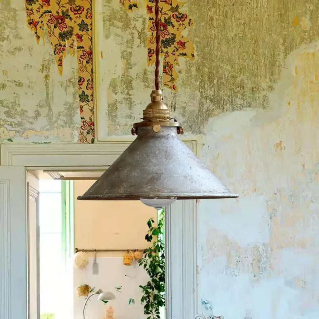 Suspension style atelier en métal texturé, quatre coloris, gris