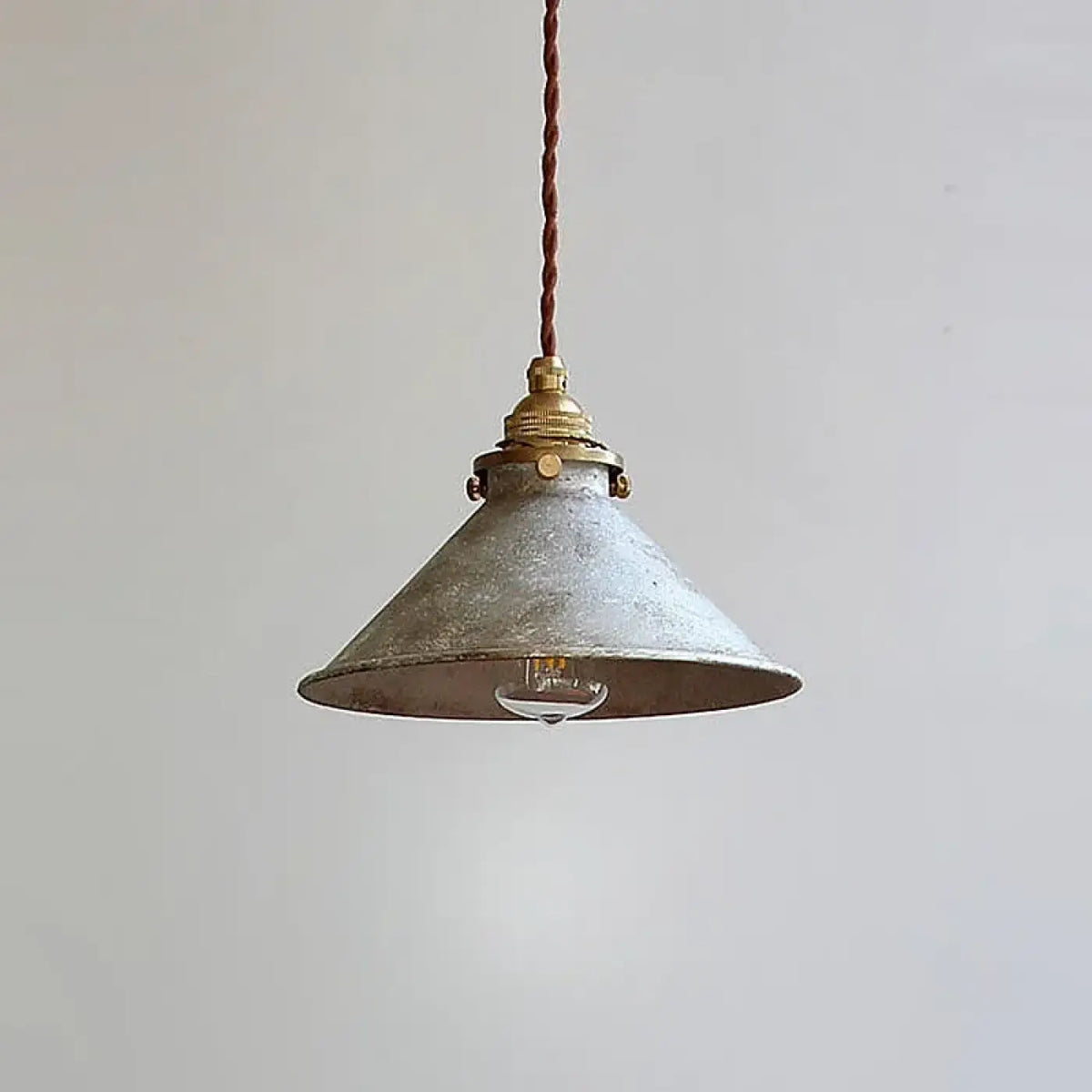 Suspension style atelier en métal texturé, quatre coloris