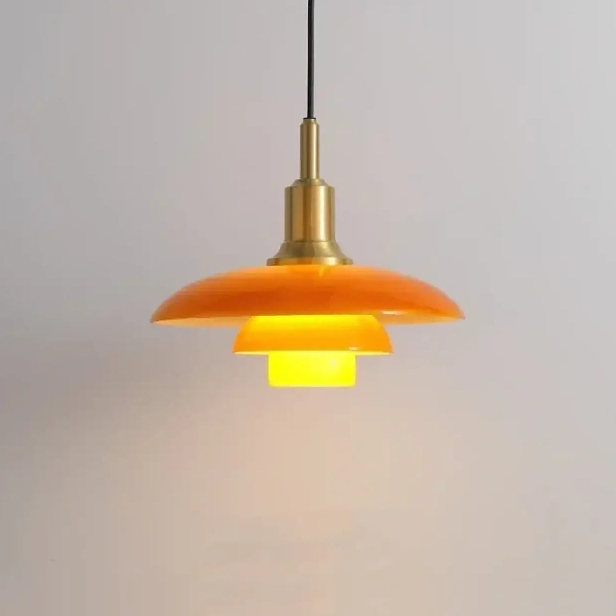 Suspension globe en verre opalin et structure dorée, style danois, orange