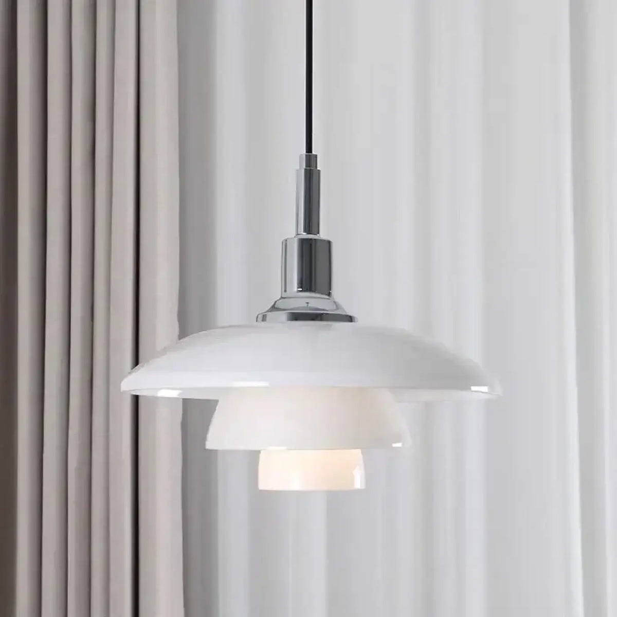 Suspension globe en verre opalin et structure dorée, style danois