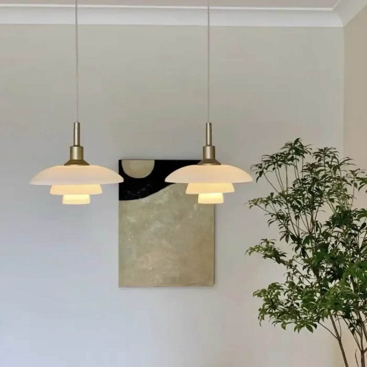 Suspension globe en verre opalin et structure dorée, style danois