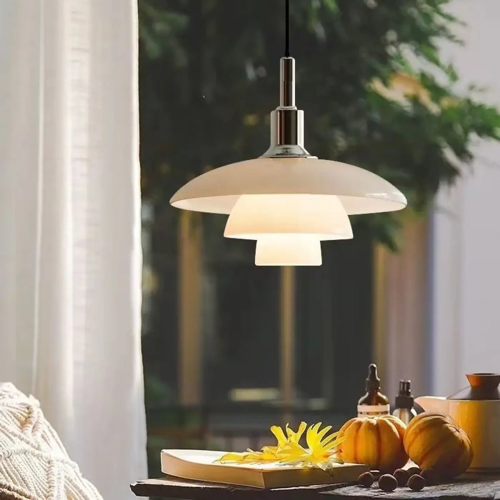 Suspension globe en verre opalin et structure dorée, style danois, blanc