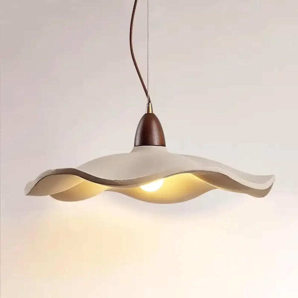 Suspension scandinave beige à détail bois, une à trois lampes