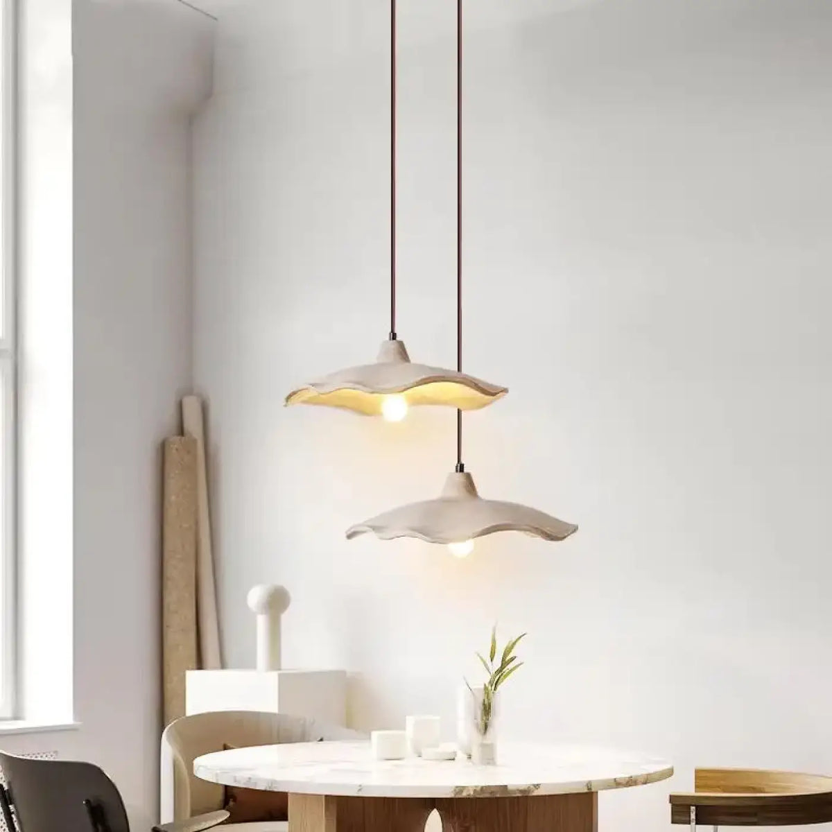 Suspension scandinave beige à détail bois, une à trois lampes