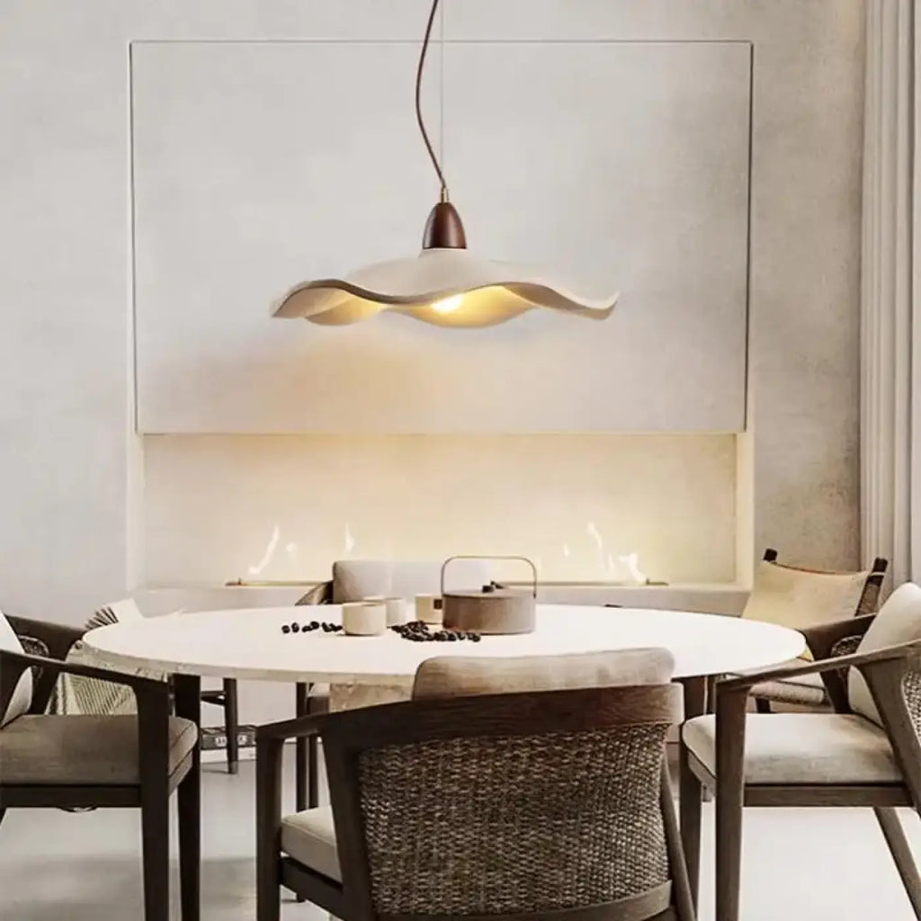 Suspension scandinave beige à détail bois, une à trois lampes