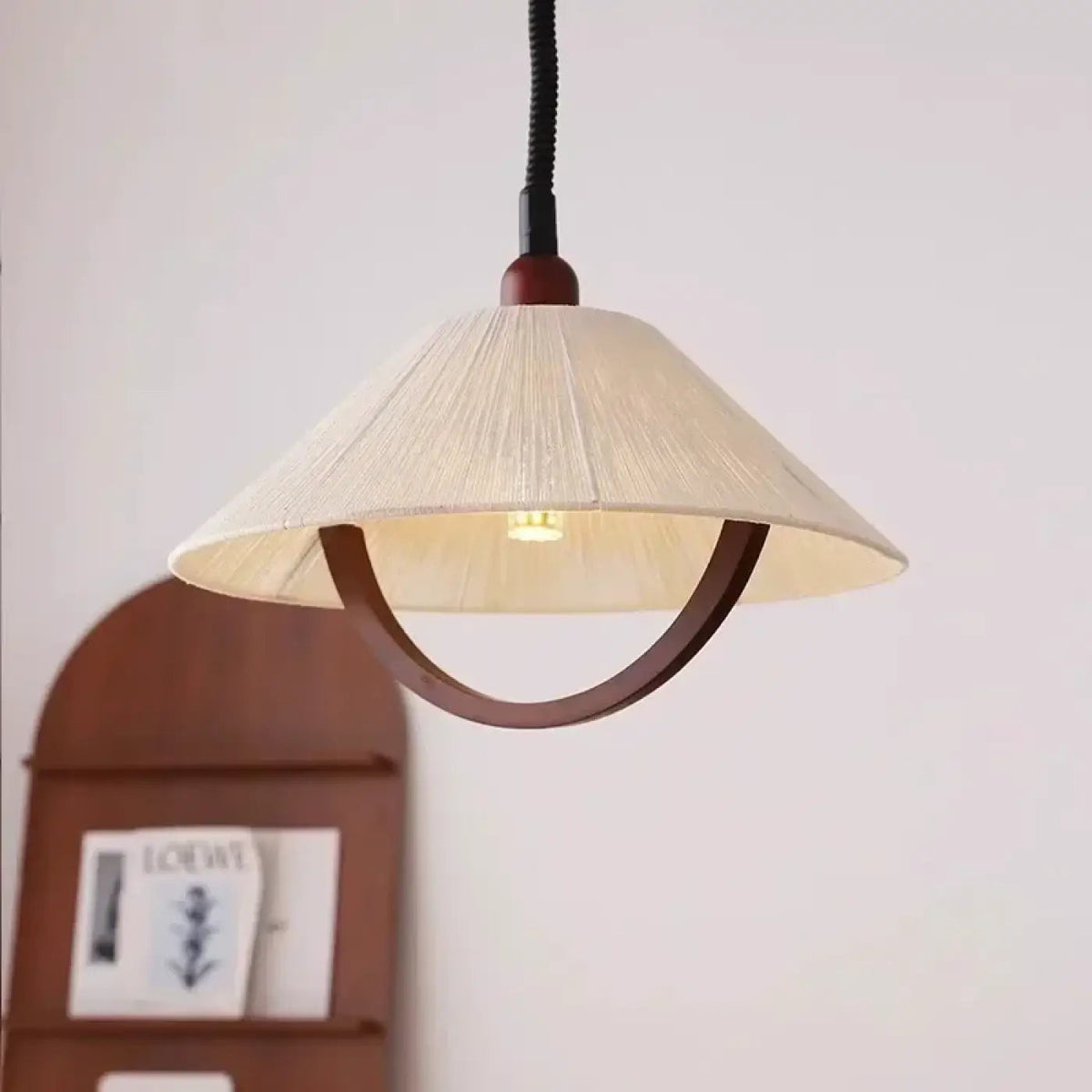 Suspension en tissu avec détail en bois courbé