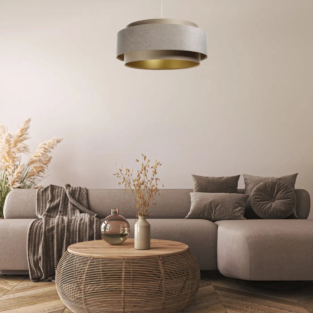 Suspension en tissu beige et doré, finitions soignées