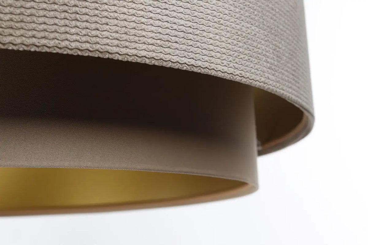 Suspension en tissu beige et doré, finitions soignées