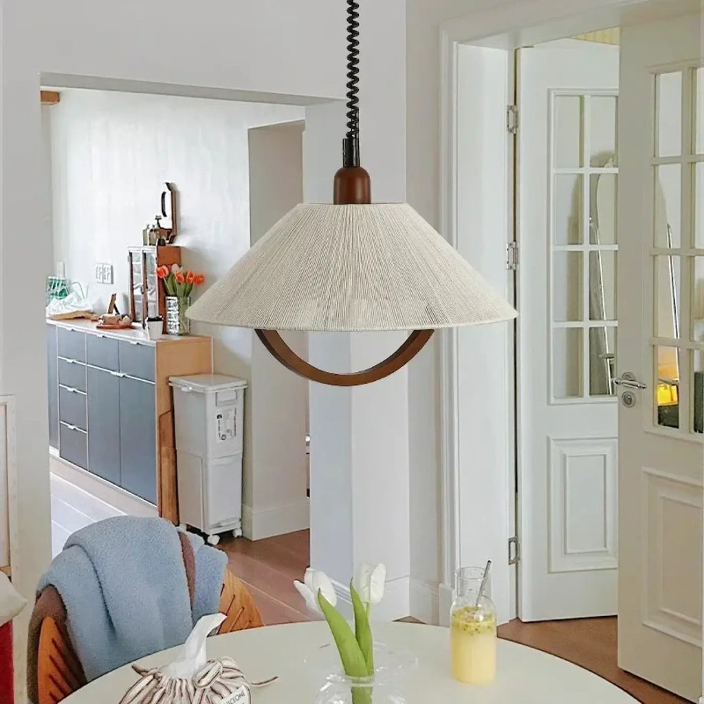 Suspension en tissu avec détail en bois courbé